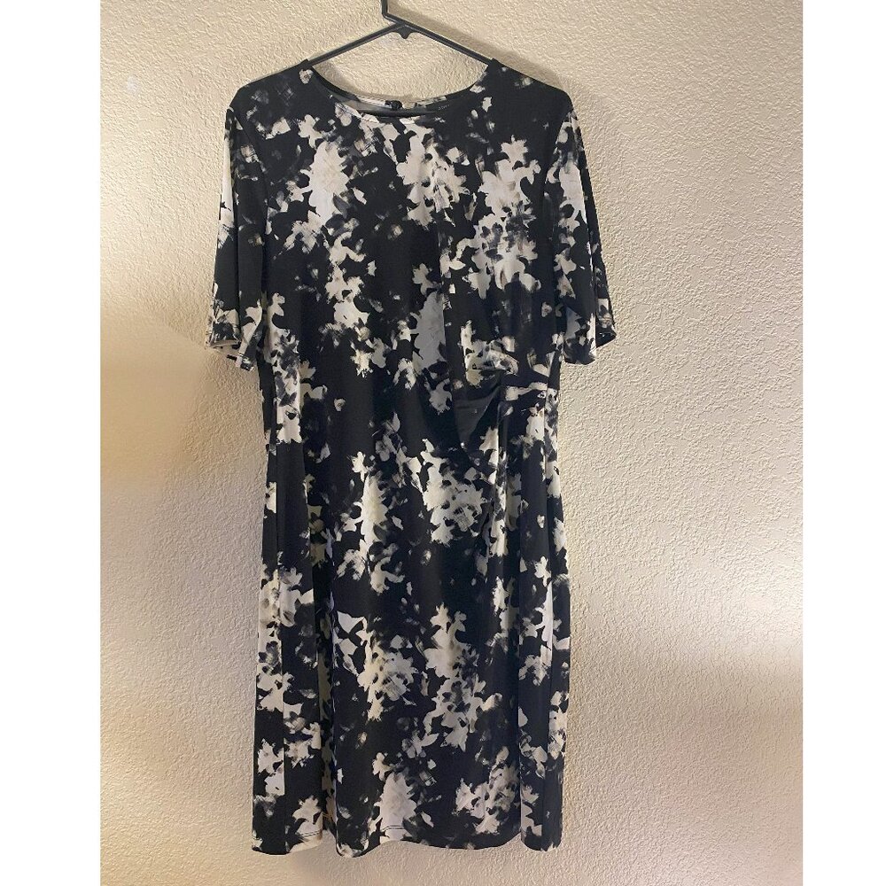 Apt 9 black with muted abstract white floral pattern size XL, short sleeves